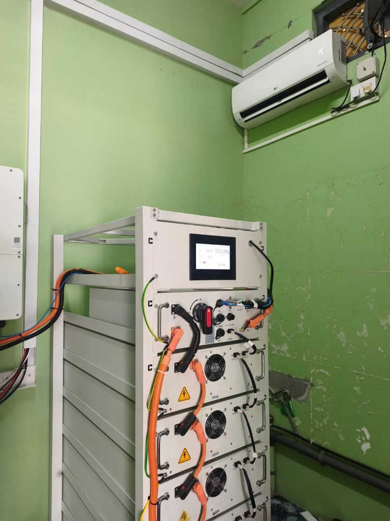 Battery rack with live display, Flacq workshop